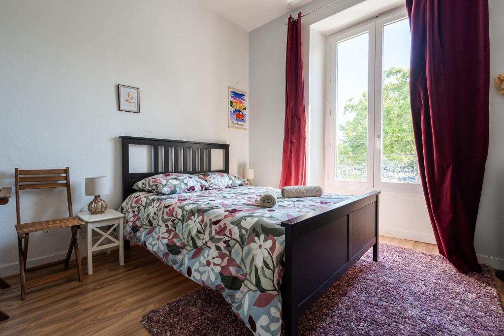 une chambre avec un lit et une fenêtre dans l'établissement Le Petit Lafayette, à Angers