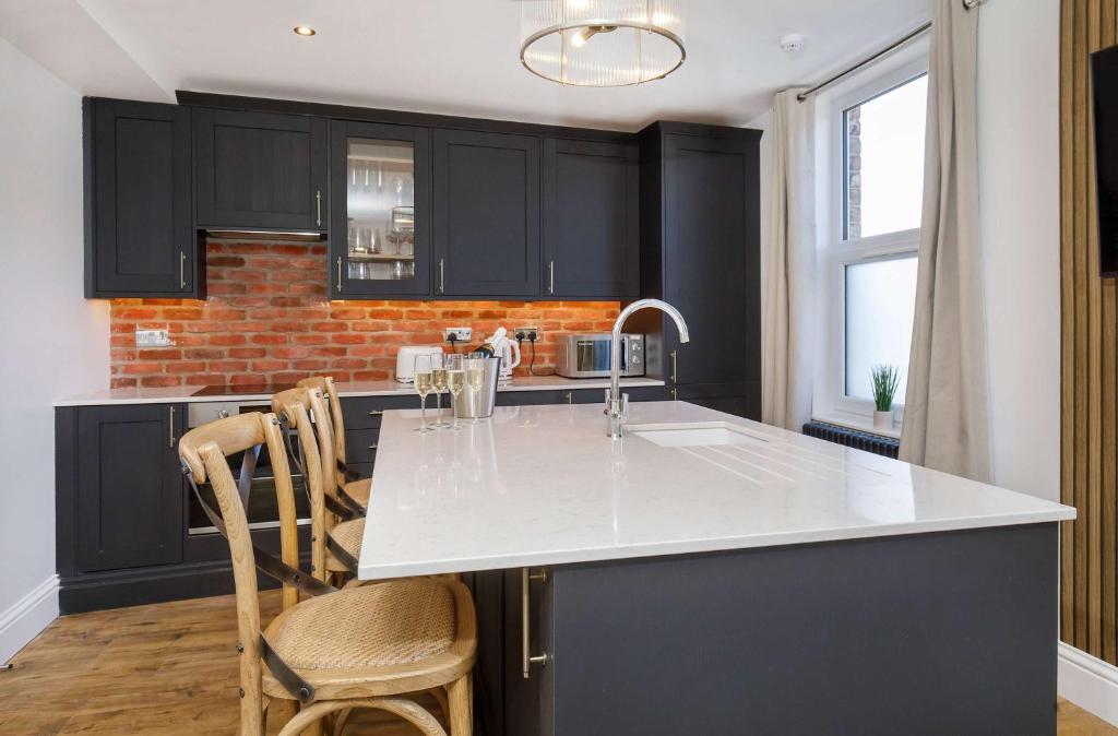 Kuchyň nebo kuchyňský kout v ubytování Walpole House - Hot Tub, Games Room, Sleeps 12