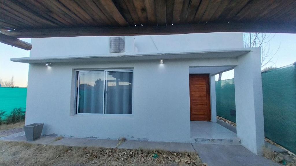 圣拉斐尔Lo de juan的有窗户和木屋顶的白色房子