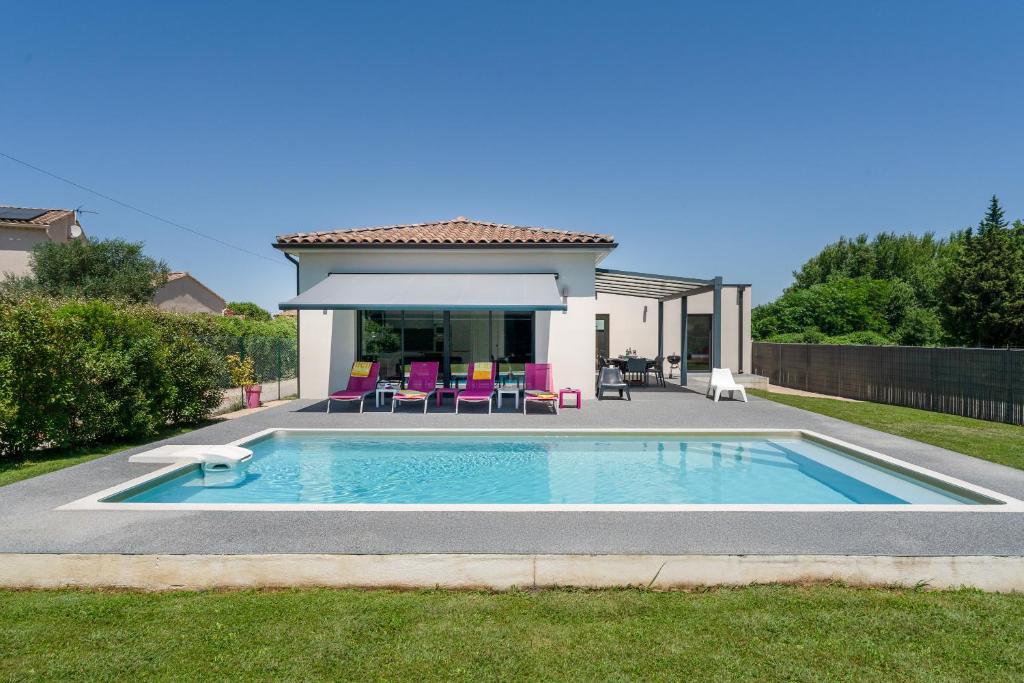 une piscine dans une cour à côté d'une maison dans l'établissement Villa Avec Piscine Privée, à Cabannes