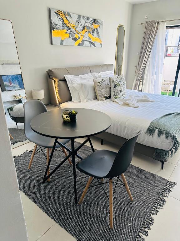 เตียงในห้องที่ Reamo Suites