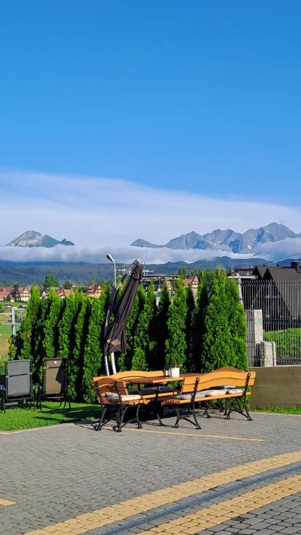 a park with benches and a sculpture of an umbrella at U Bizioma in Murzasichle