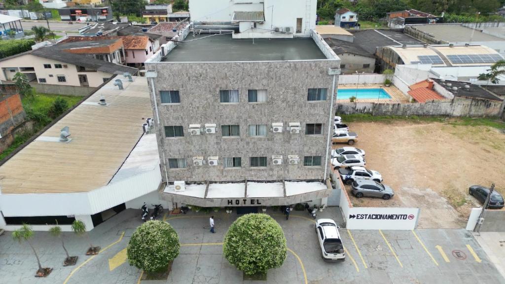 una vista aérea de un edificio con coches aparcados en un aparcamiento en Hotel Transcontinental, en Ji-Paraná