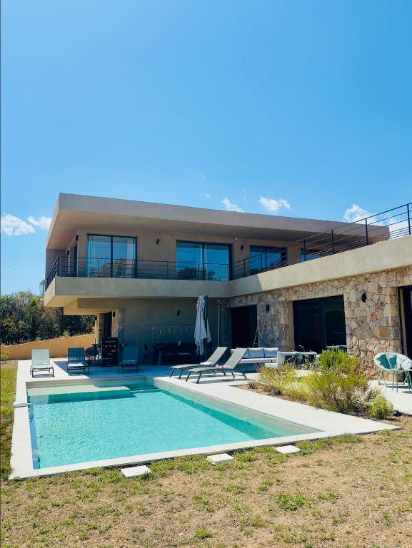 une maison avec une piscine devant dans l'établissement Casa Vitalba, à Zonza