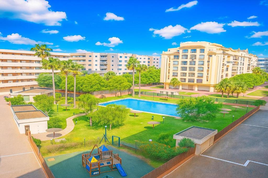 - Vistas aéreas a un parque con parque infantil en Central Park-Coastal Refuge by the Beach, en Estepona