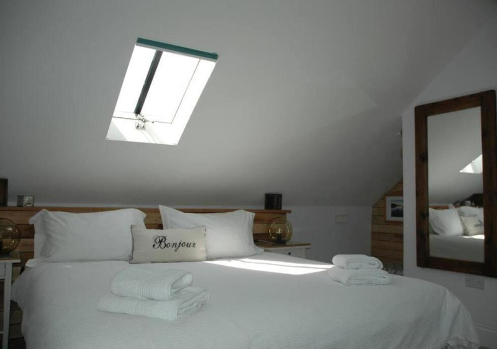 Ένα ή περισσότερα κρεβάτια σε δωμάτιο στο Cowslip Barn Annexe, Countryside Stay Near Chichester