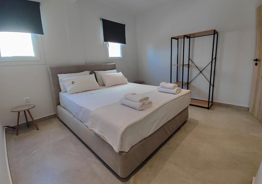 ein Schlafzimmer mit einem Bett, auf dem zwei Handtücher liegen in der Unterkunft K78 Studios B2 in Néa Michanióna