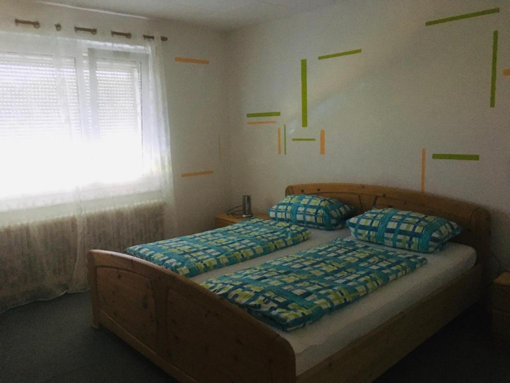 1 dormitorio con 2 camas con flechas en la pared en Ferienwohnung Dieterle, en Wutöschingen
