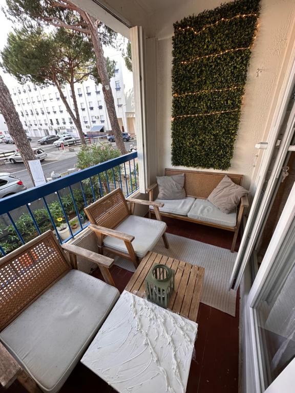 d'un balcon avec des chaises et un canapé. dans l'établissement Appart à quelques pas de la mer, à La Grande Motte