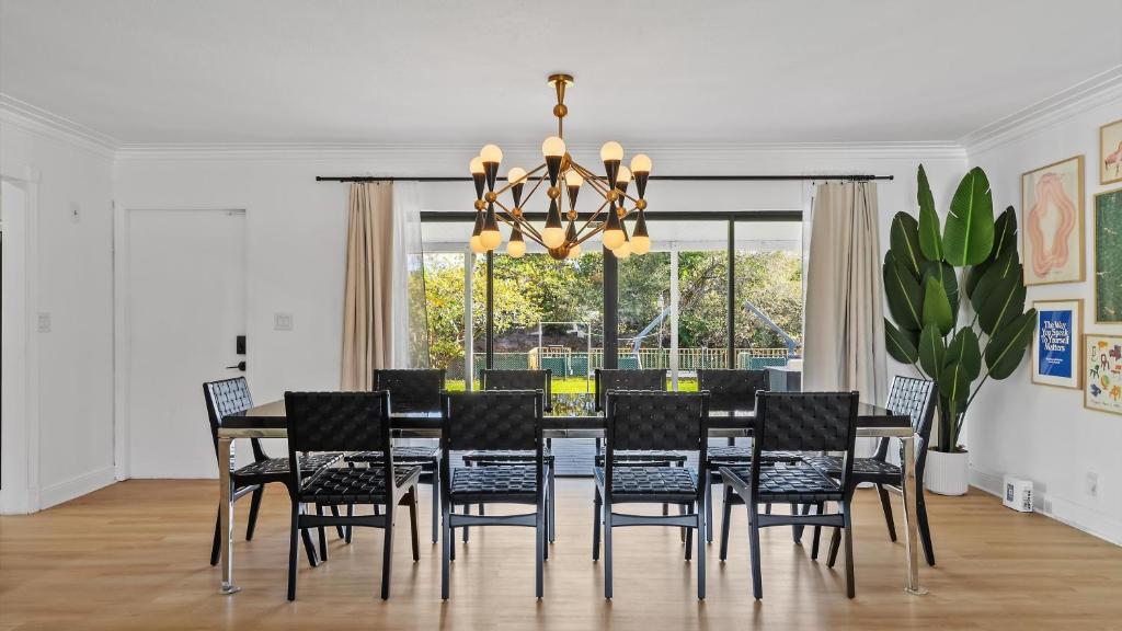 Φωτογραφία από το άλμπουμ του Luxury Miami Waterfront Retreat with Private Dock σε Golden Glades