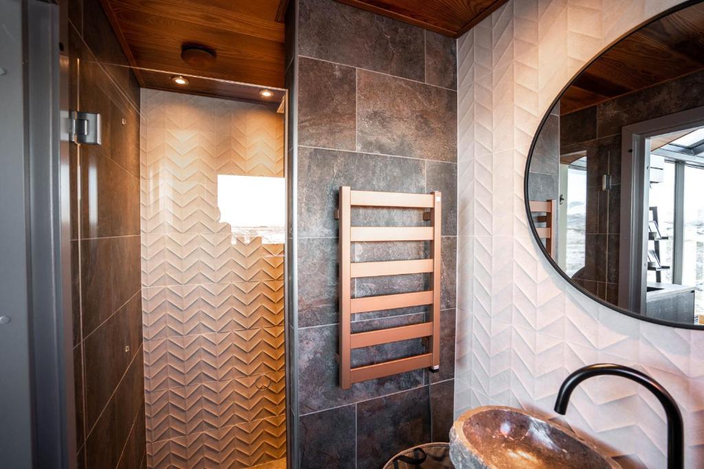 Panorama Glass Lodge SOUTH في هيلاّ: حمام مع حوض ومرآة