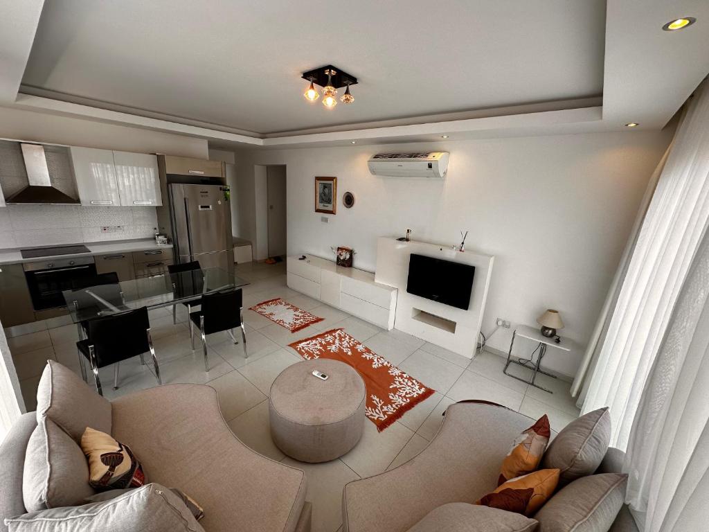 a living room with a couch and a table at Kyrenia Central Kaşkar region 2 bedroom residence in Prodhromi