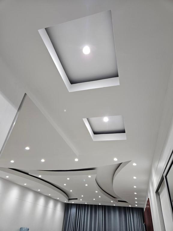 techo con luces empotradas en una habitación en Tafamba Apartments, en Harare
