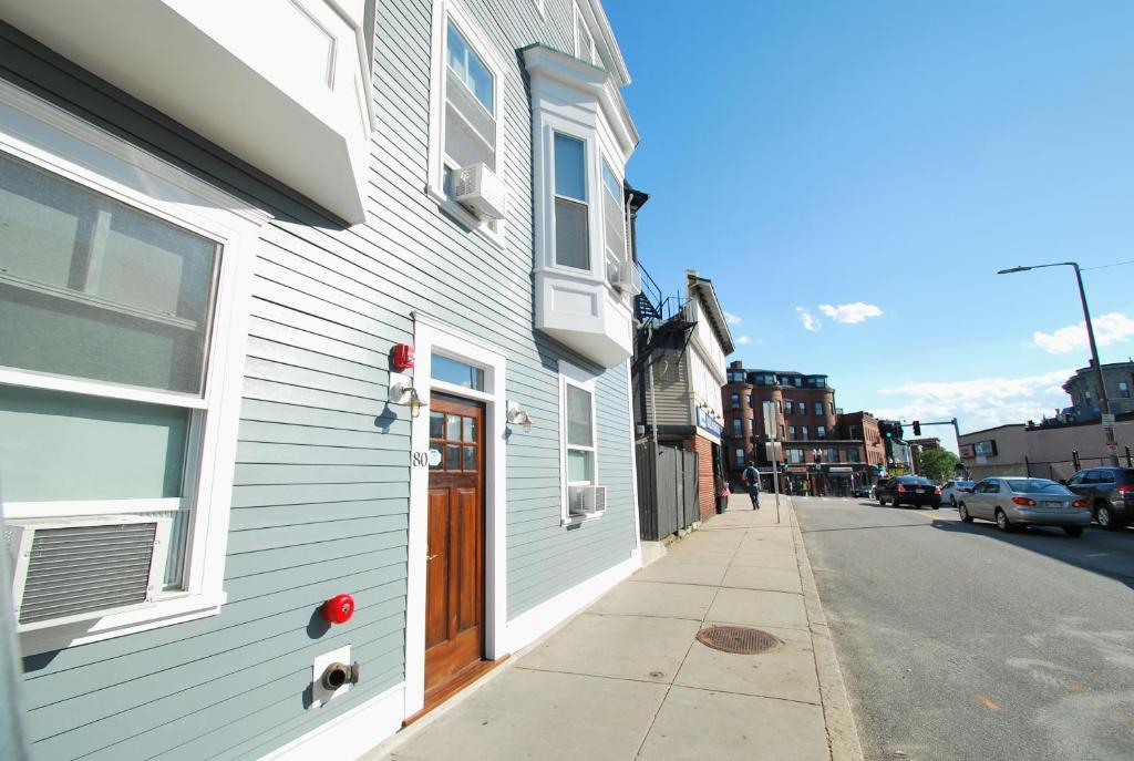 un edificio blanco al lado de una calle en Quarters on DOT by Thatch, en Boston