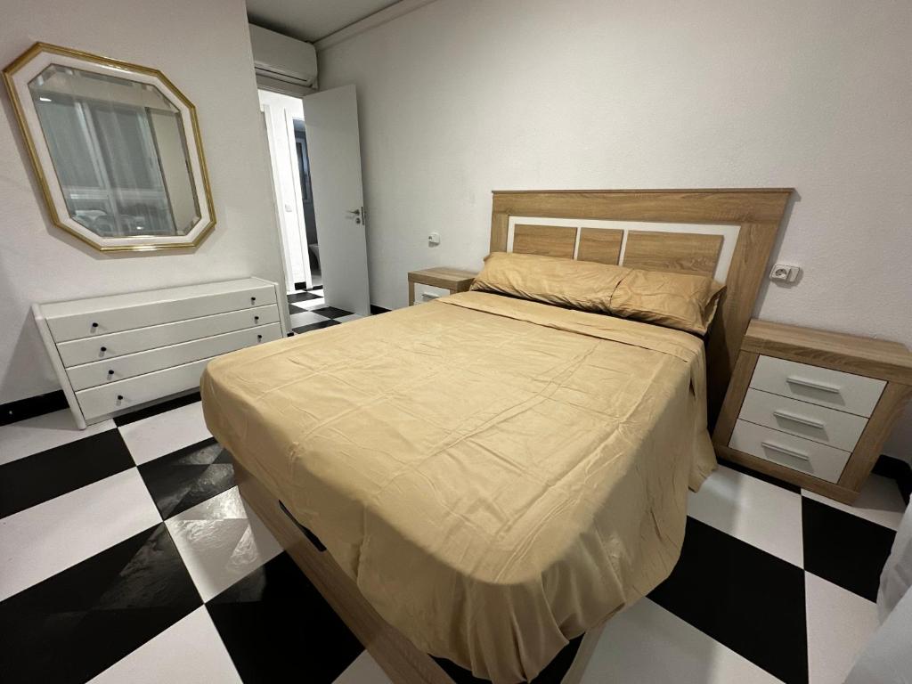 Un pat sau paturi într-o cameră la Perfect Family center Benidorm