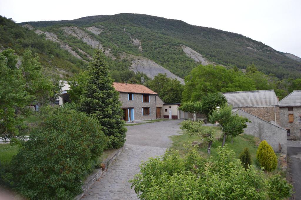 a view of a house with a mountain in the background at Apartamentos La Era in Sorripas