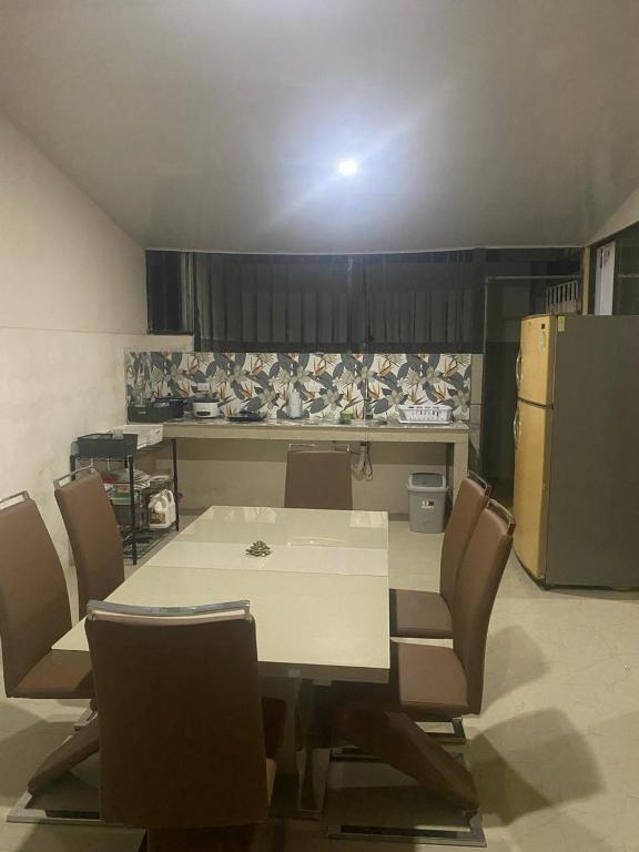 a kitchen with a table and chairs and a refrigerator at Casa La Reina in Drake