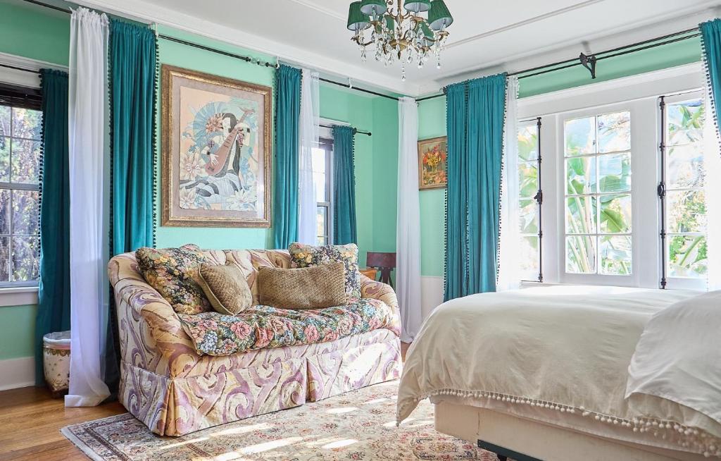 een woonkamer met een bank en een bed bij Hollywood Deluxe Homestay in Los Angeles