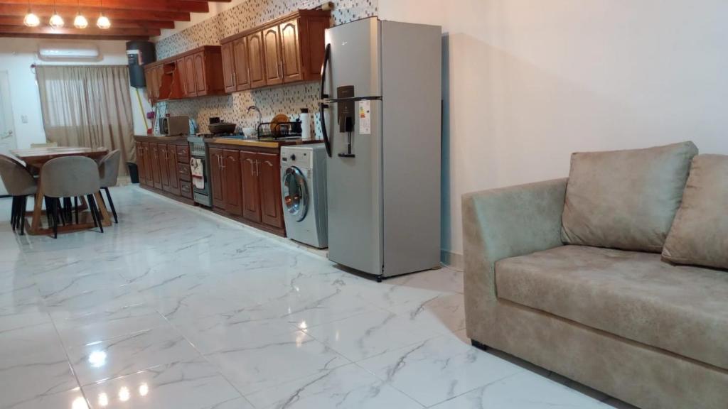 un soggiorno con divano e cucina di Alojamiento Lindo Amanecer a Mercedes