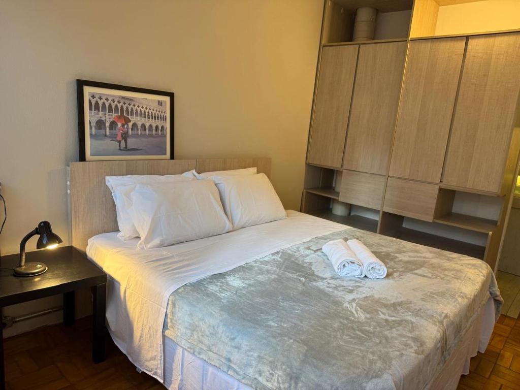 Un dormitorio con una cama con dos toallas encima. en Hotel 4 Living, en São Paulo