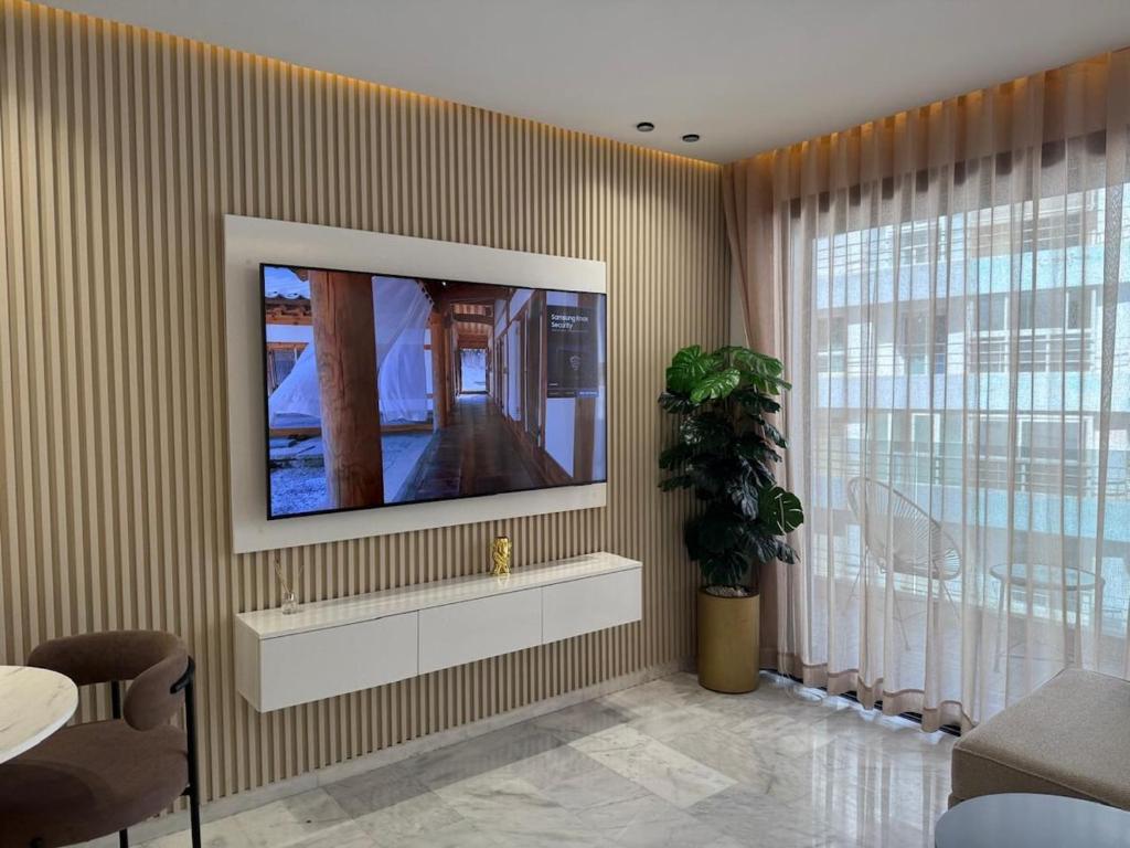 ein Wohnzimmer mit einem Flachbildfernseher an der Wand in der Unterkunft Stylish Apartment with a seaview 9 in Casablanca