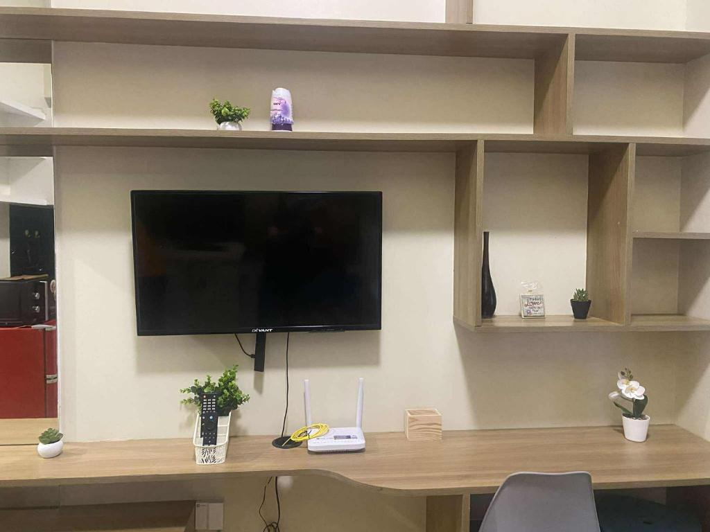 TV a/nebo společenská místnost v ubytování Studio Unit in Avida Towers 1st Floor with Terrace Garden Vie