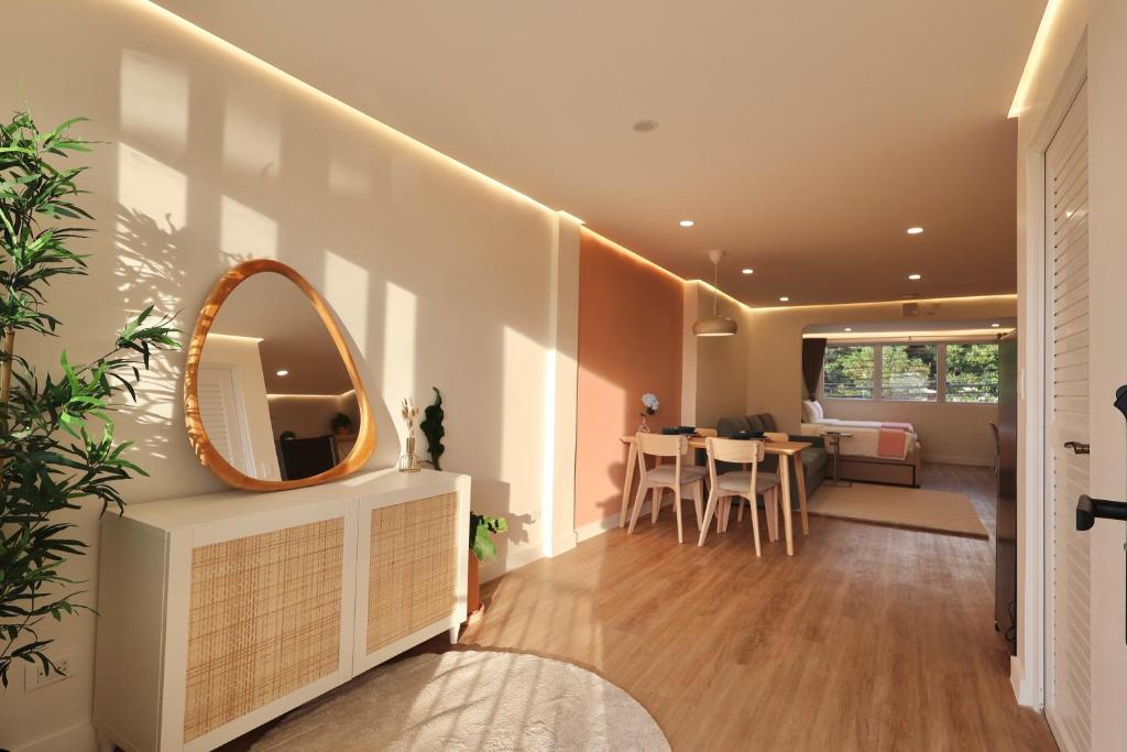 Posezení v ubytování Alesea Suites Surf Town