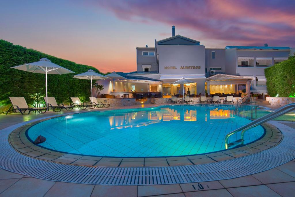 una gran piscina frente a un hotel en Albatros Hotel, en Sivota