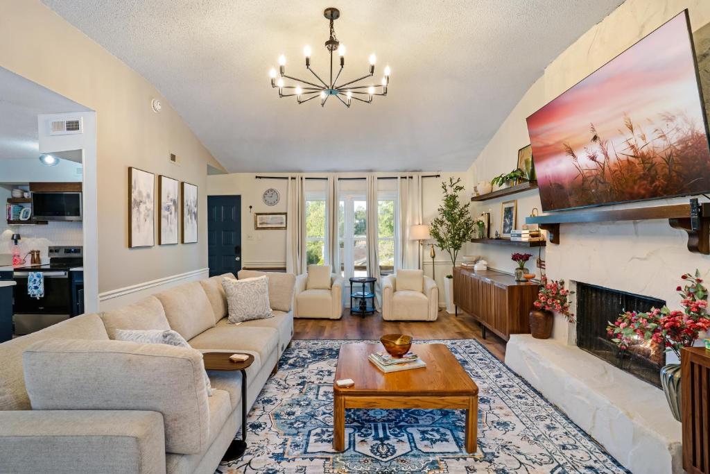 Gallery image of Blossom & Blues- EV, Vinyl, Firepit, Near Downtown in Macon