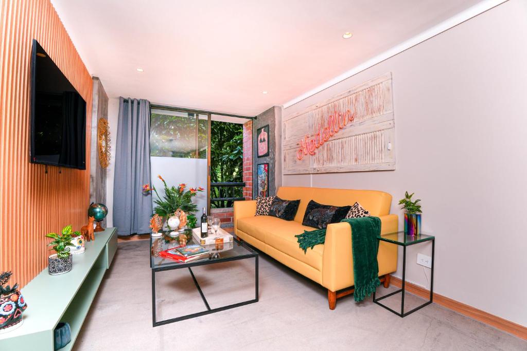 Una televisión o centro de entretenimiento en Apartamentos Ayamonte by HOUSY HOST