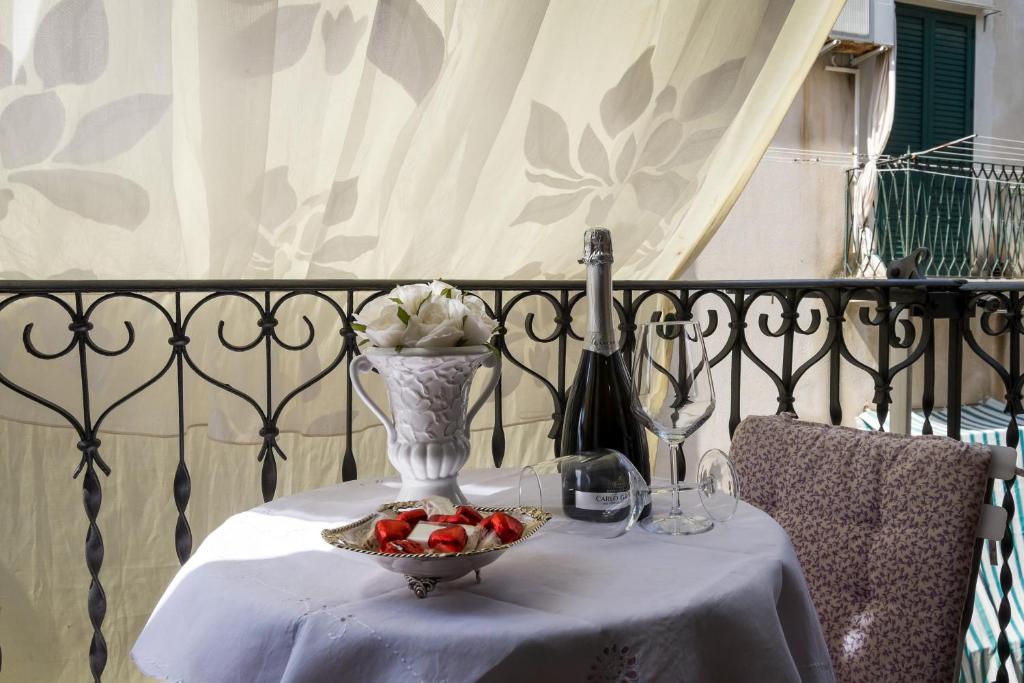 チェファルにあるCasa Savoiaの花瓶一杯のテーブルと果物一杯