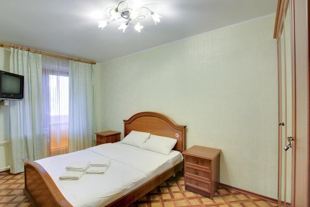シチョルコヴォにあるЩёлковские квартиры - Советский 5Аのベッドルーム(白いシーツとテレビ付)