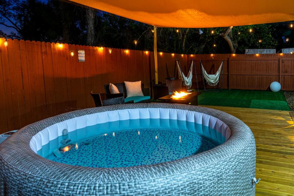 una grande piscina circolare in un cortile con ombrellone di Sea Life house a St Petersburg