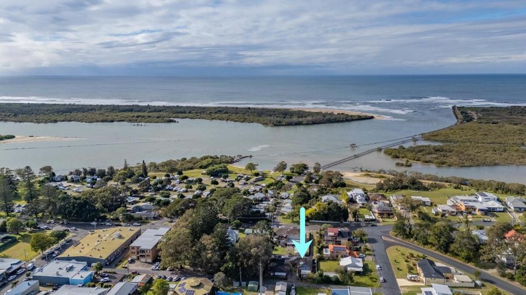een luchtzicht op een stad naast het water bij Boardwalk Breeze in Urunga
