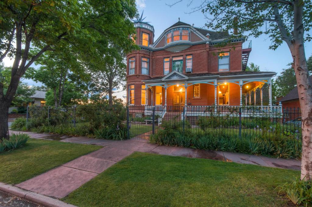 Lumber Baron Inn and Gardens - Housity