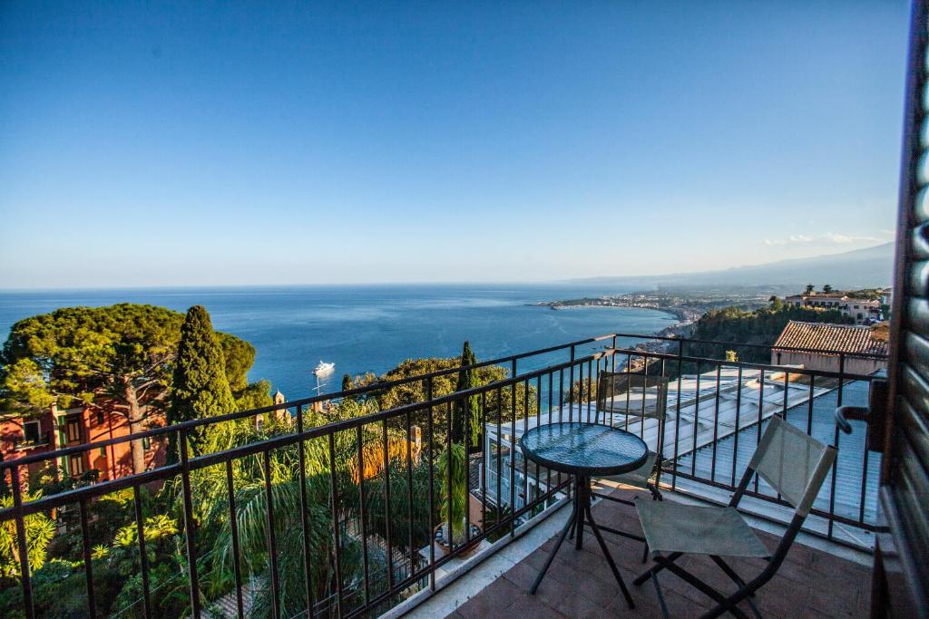 Parveke tai terassi majoituspaikassa Panoramica sul mare - Taormina