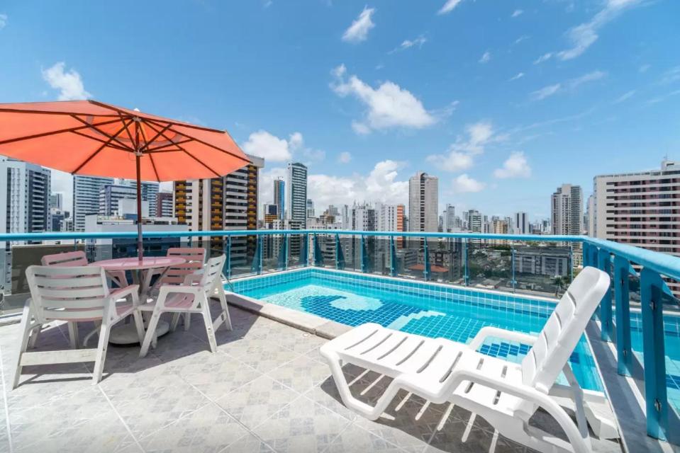 d'un balcon avec une table et des chaises, ainsi que d'une piscine. dans l'établissement Apartamento Em Boa Viagem!, à Récife