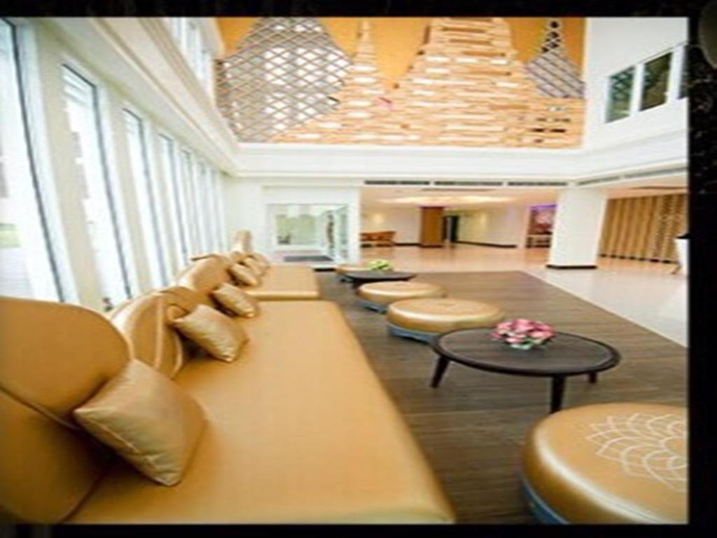 hol z szeregiem krzeseł i kanapą w obiekcie Vassana Design Hotel w mieście Phra Nakhon Si Ayutthaya