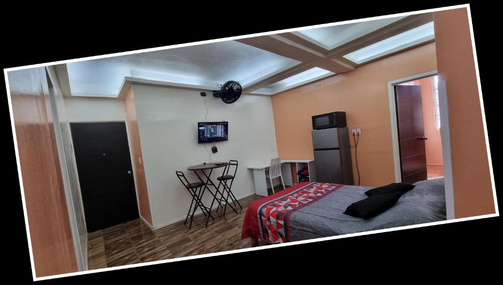 a bedroom with a bed and a table in a room at Bello Depa CxB - rentaflex com mx in Mexico City