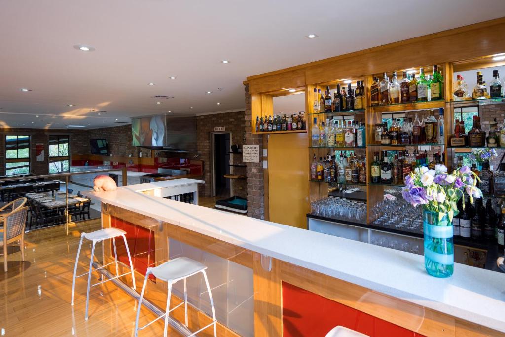 Lounge nebo bar v ubytování Farnham Court Motel and Restaurant