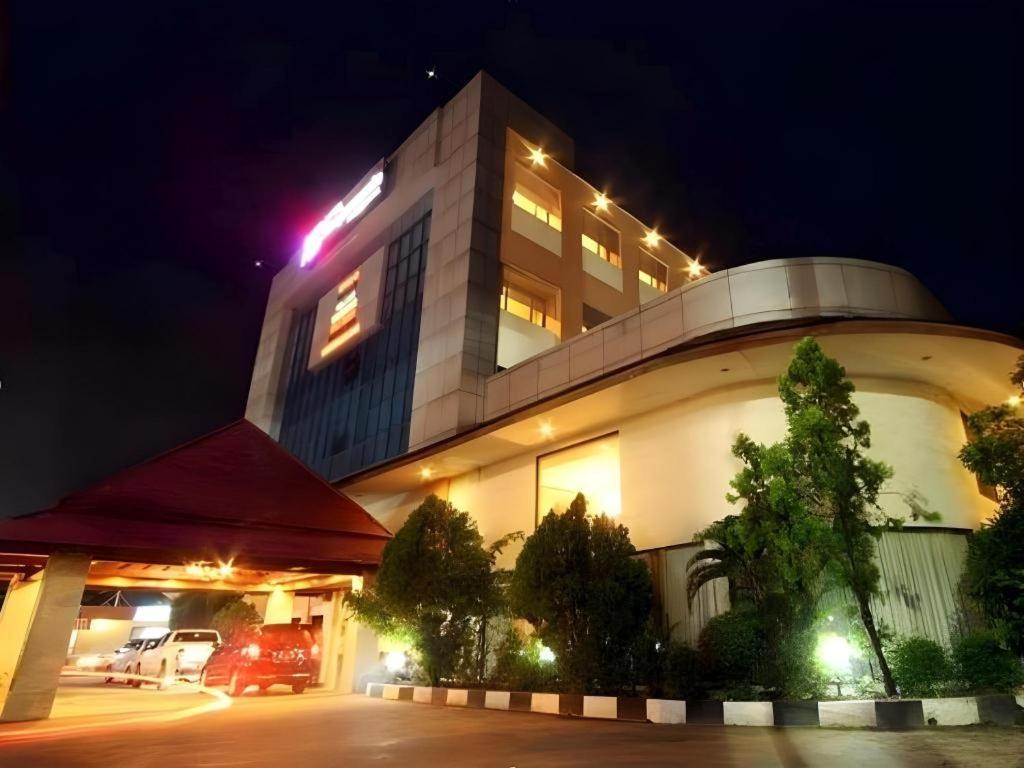 a building at night with a car parked in front at Hotel Banjarmasin International in Benuaanyar