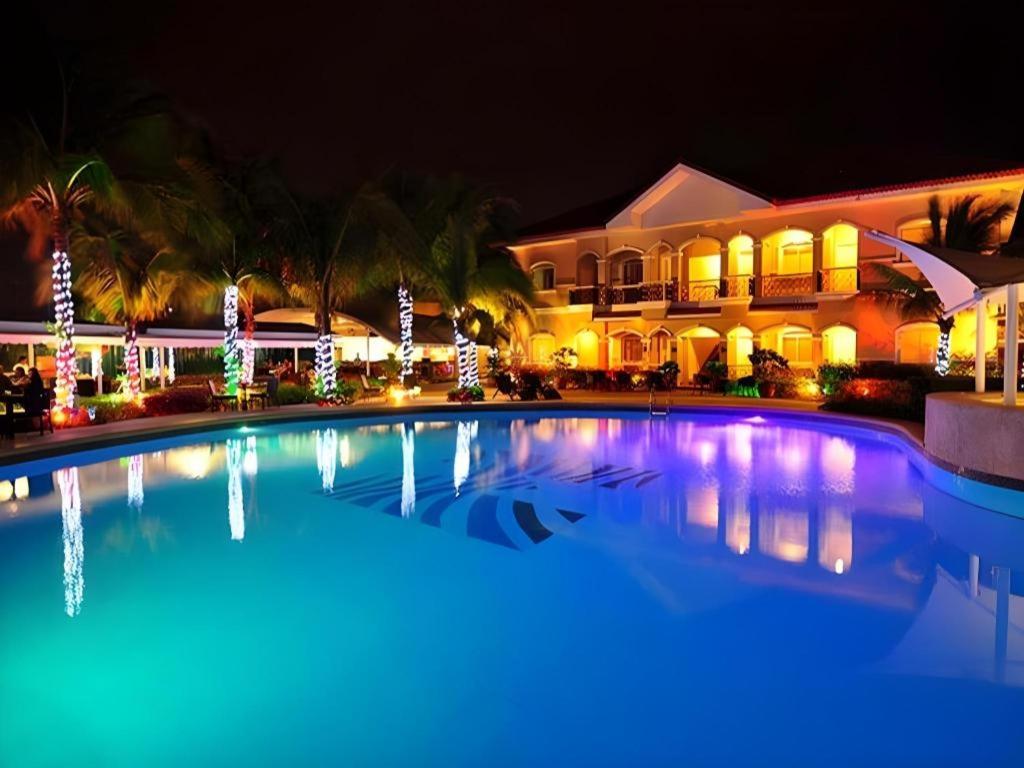 オロンガポにあるMoonbay Marina the Villasの夜の建物の前のプール