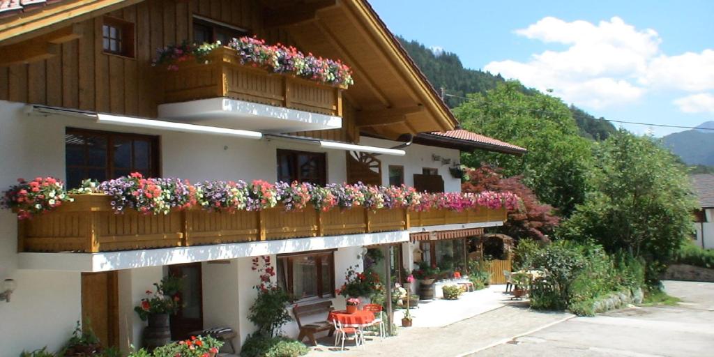 ein Gebäude mit Blumen auf den Balkonen in der Unterkunft Gästehaus Amort in Ramsau bei Berchtesgaden