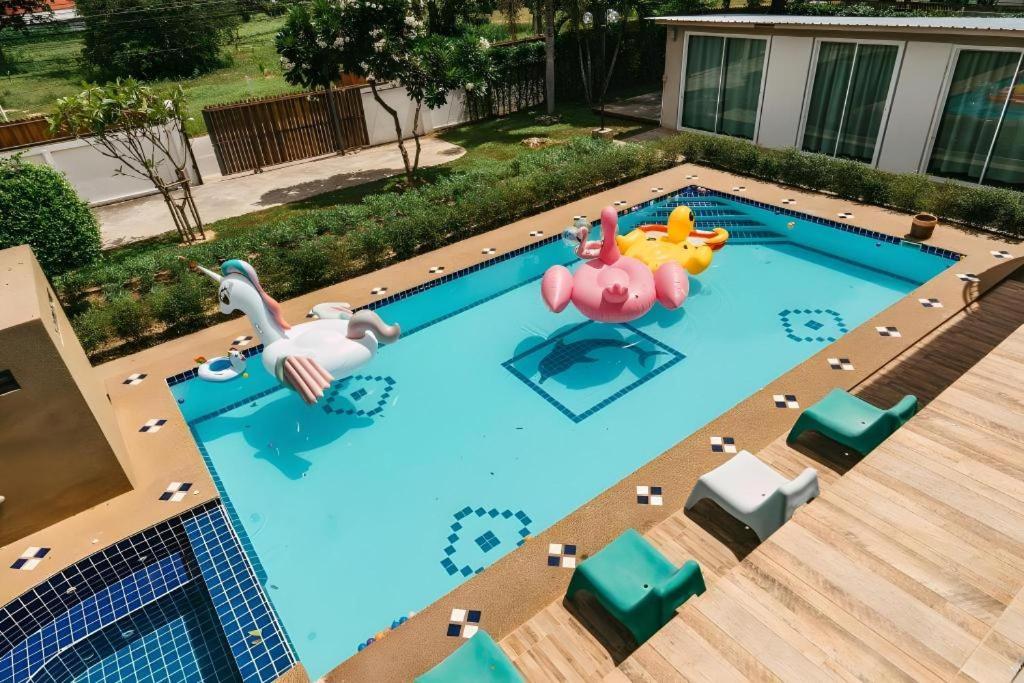 une grande piscine avec des jouets dedans dans l'établissement Dudnapa Pool Villa Hua Hin, à Hua Hin