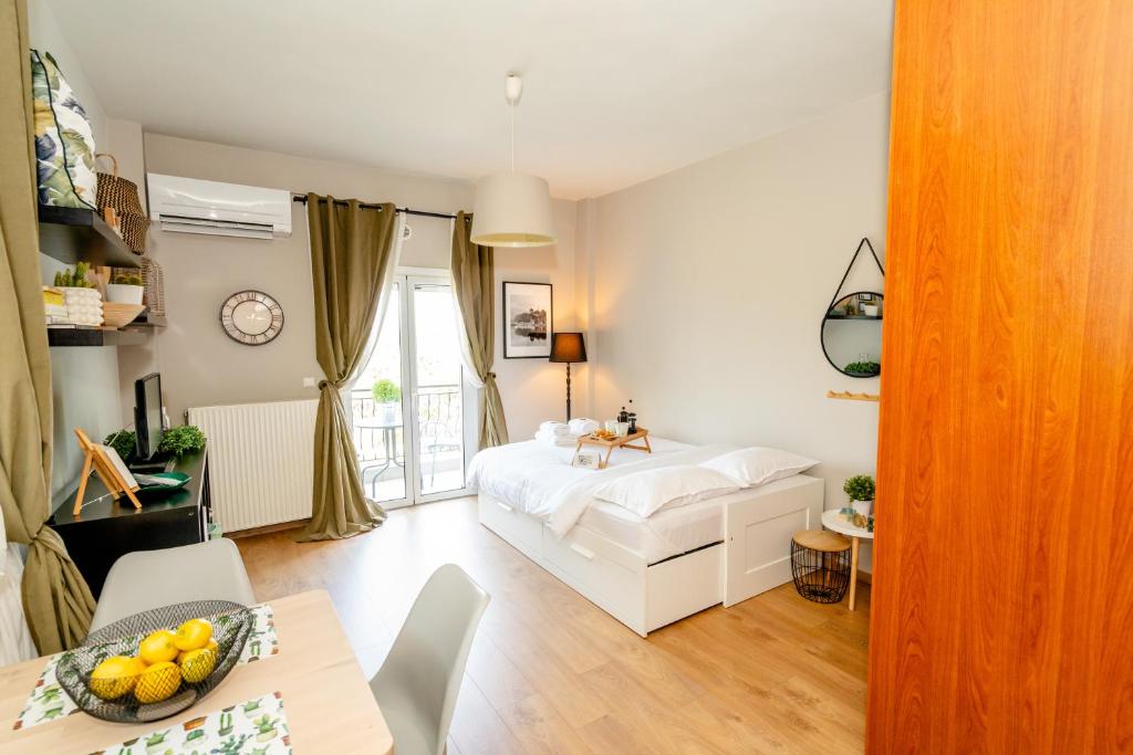 une chambre avec un lit et une table avec un bol de fruits dans l'établissement Στούντιο δίπλα στο πανεπιστήμιο και το νοσοκομείο, à Ioannina