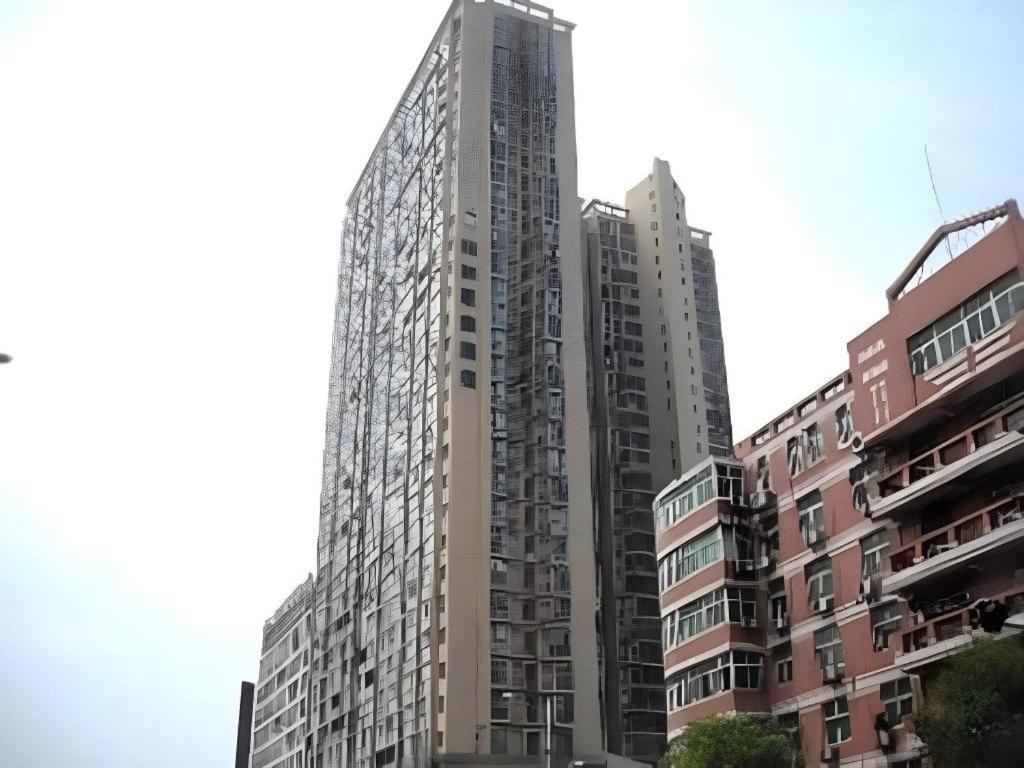 un grand bâtiment devant certains bâtiments dans l'établissement GreenTree Inn Jiangxi Nanchang XianGYAng Road Lianxi Road Business Hotel, à Nanchang County