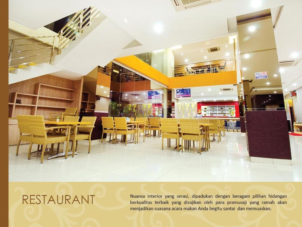 ein Restaurant mit gelben Stühlen und Tischen darin in der Unterkunft Borneo Hotel in Pontianak
