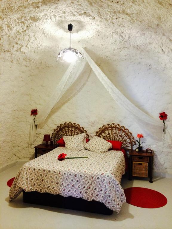 Postel nebo postele na pokoji v ubytování Casas y Cuevas El Solins