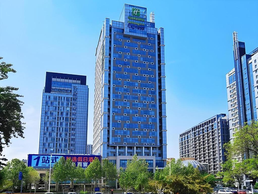un edificio alto en una ciudad con edificios altos en Holiday Inn Express Jinan Exhibition Center By IHG, en Jinan