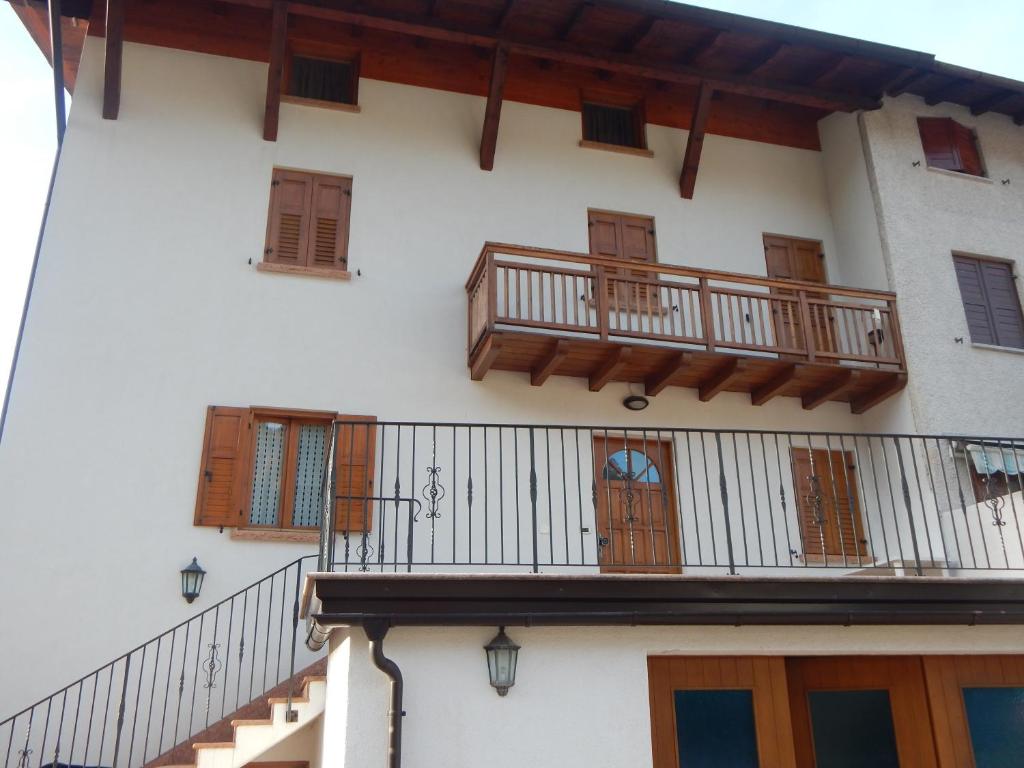 un edificio con puertas de madera y balcones. en Casa Sassdei, en Cavedago